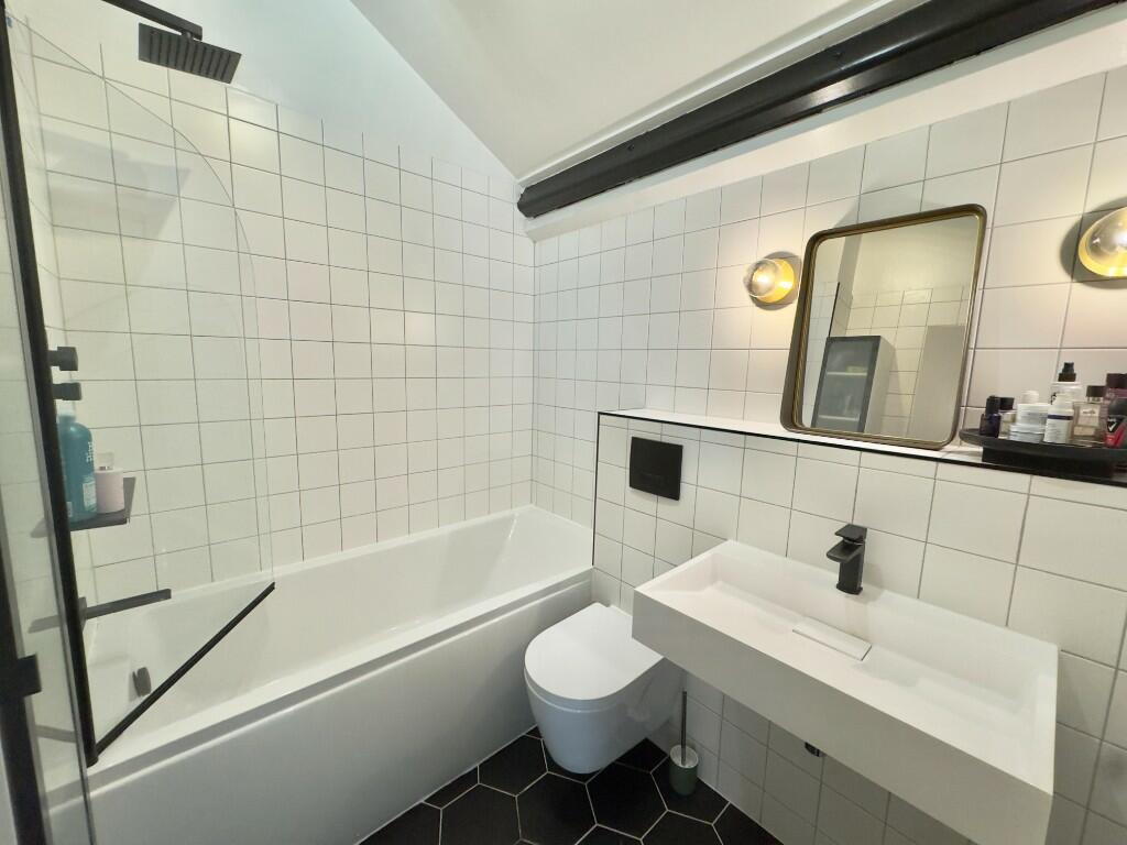 EN-SUITE /BATHROOM 2