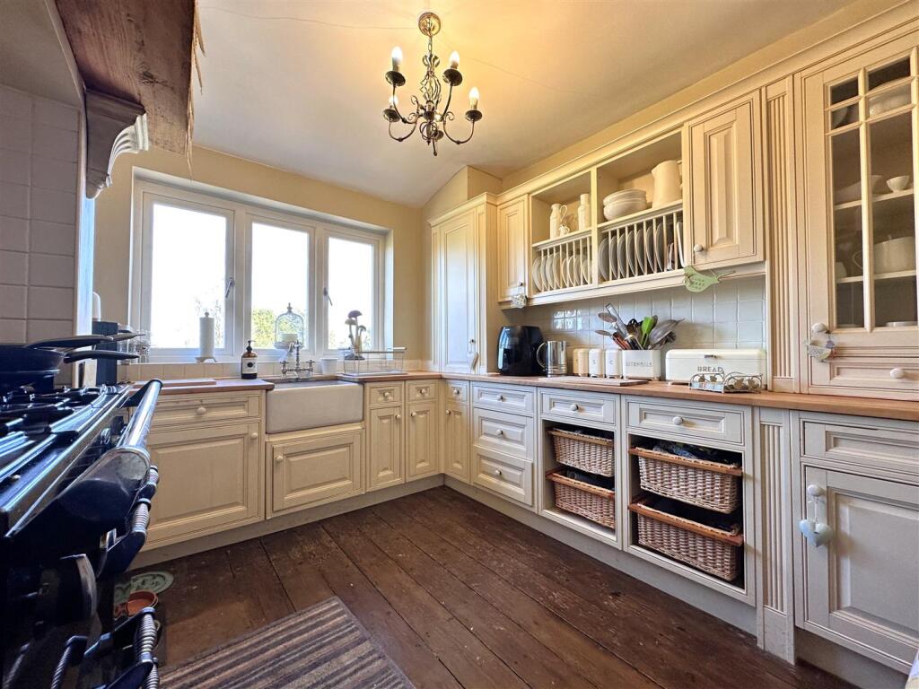 Spacious Kitchen 668