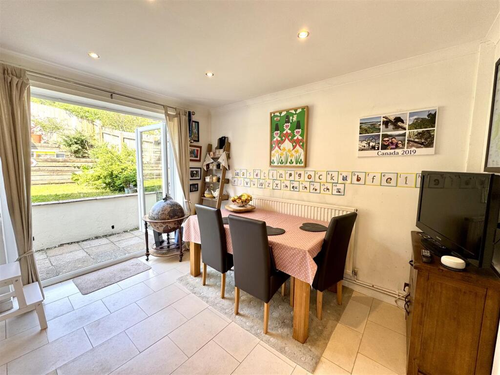 OPEN PLAN KITCHEN/DINING ROOM