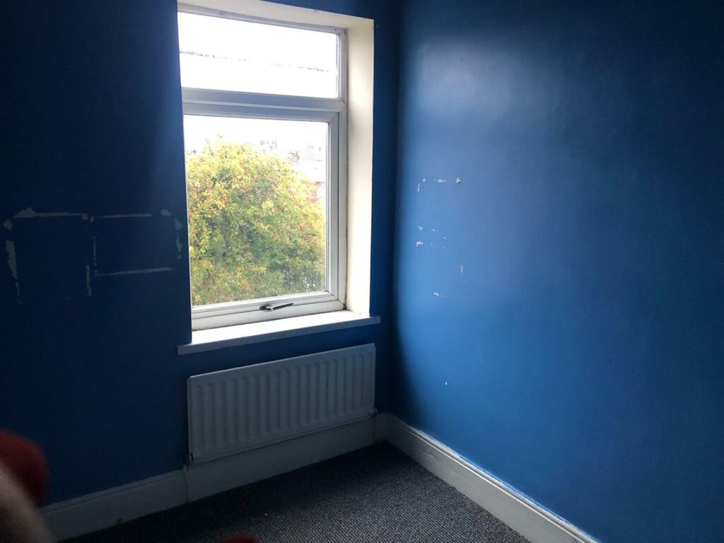 Small bedroom.jpg
