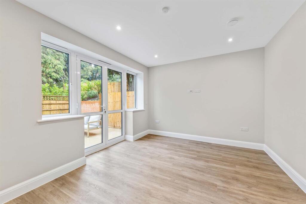 2 McLaren Court, 1 Cobham Road, KT22  9AU-14.jpg