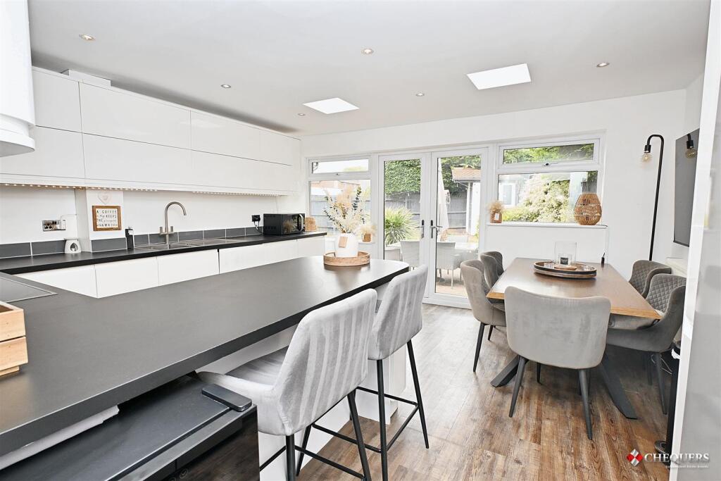 Kitchen/dining room hub