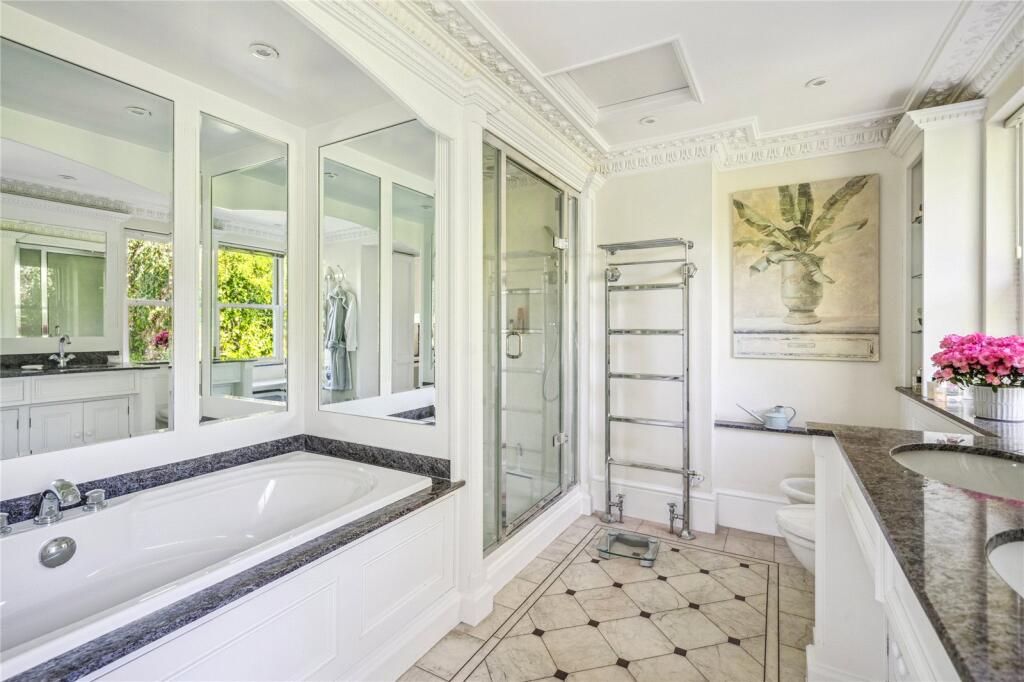 En Suite Bath/Shower