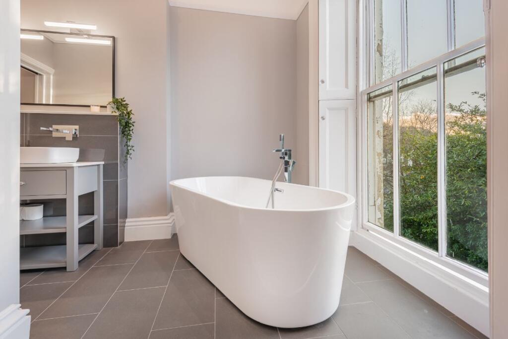 Main en suite