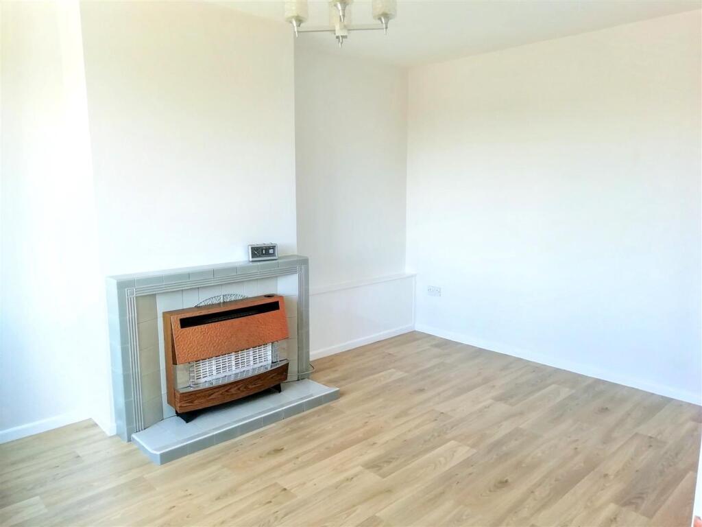 Living room 1 (2).jpeg