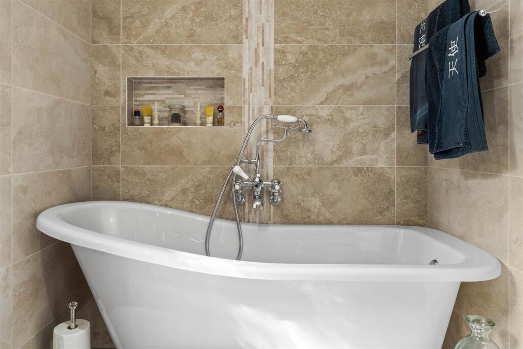 EN-SUITE SHOWER ROOM