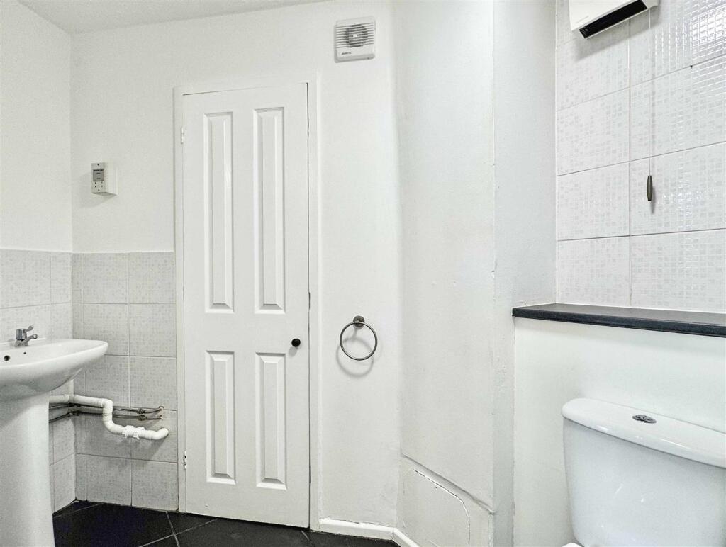 Shower Room b.jpg