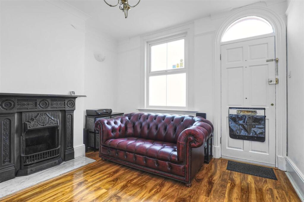lounge 1.jpg