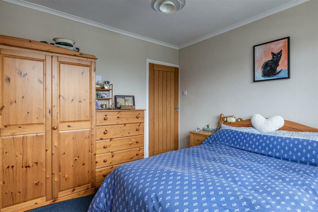 26 Holly Avenue, new haw, kt15 3ub - 20.jpg