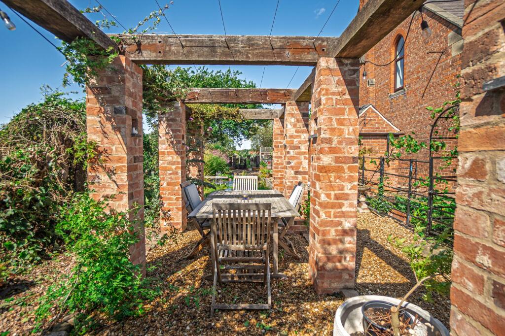 Al fresco dining in the Pergola