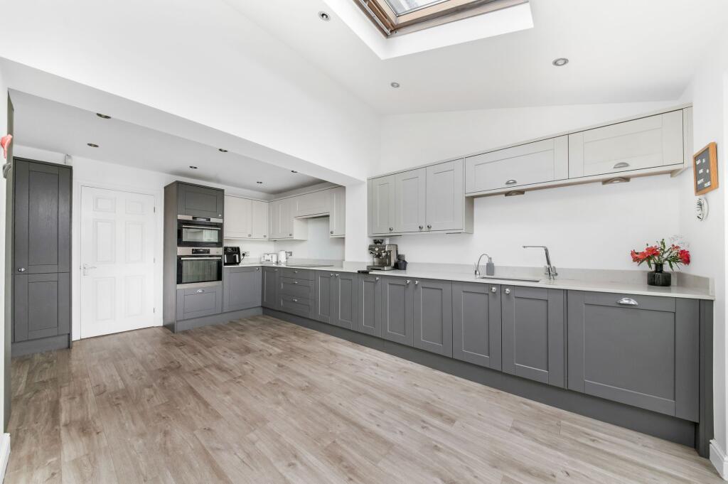 OPEN-PLAN DINING KITCHEN AND FAMILY ROOM