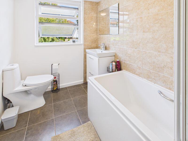 FIRST FLOOR BATHROOM