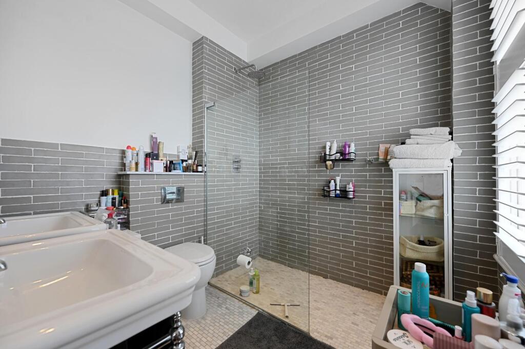 Bolingbroke Road -  Ensuite1 (1).JPG