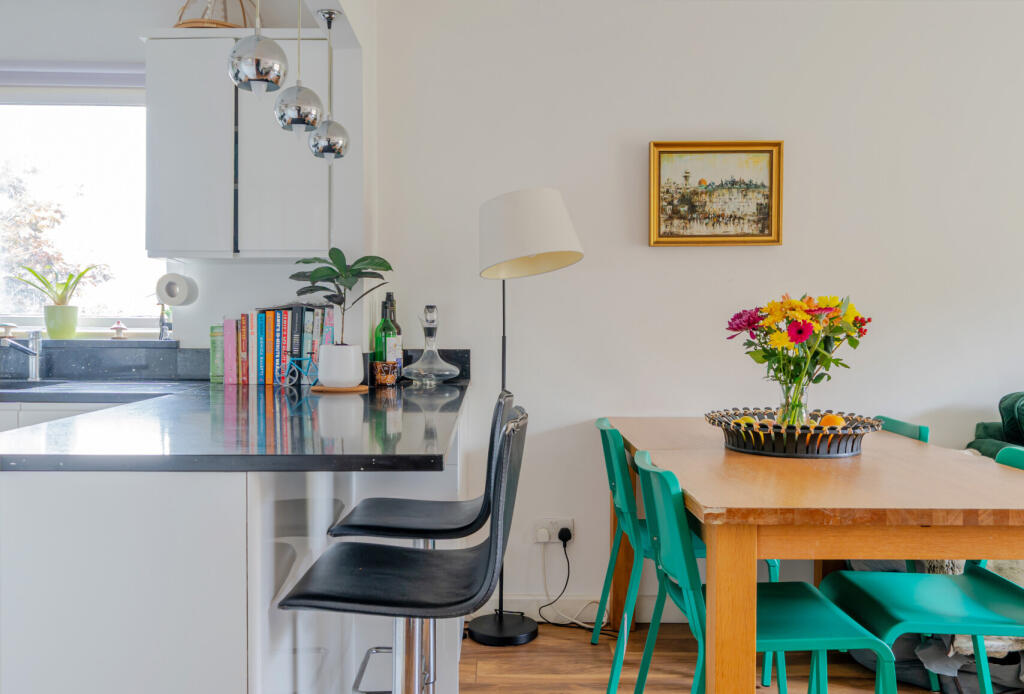 1370677-4-68f6381...