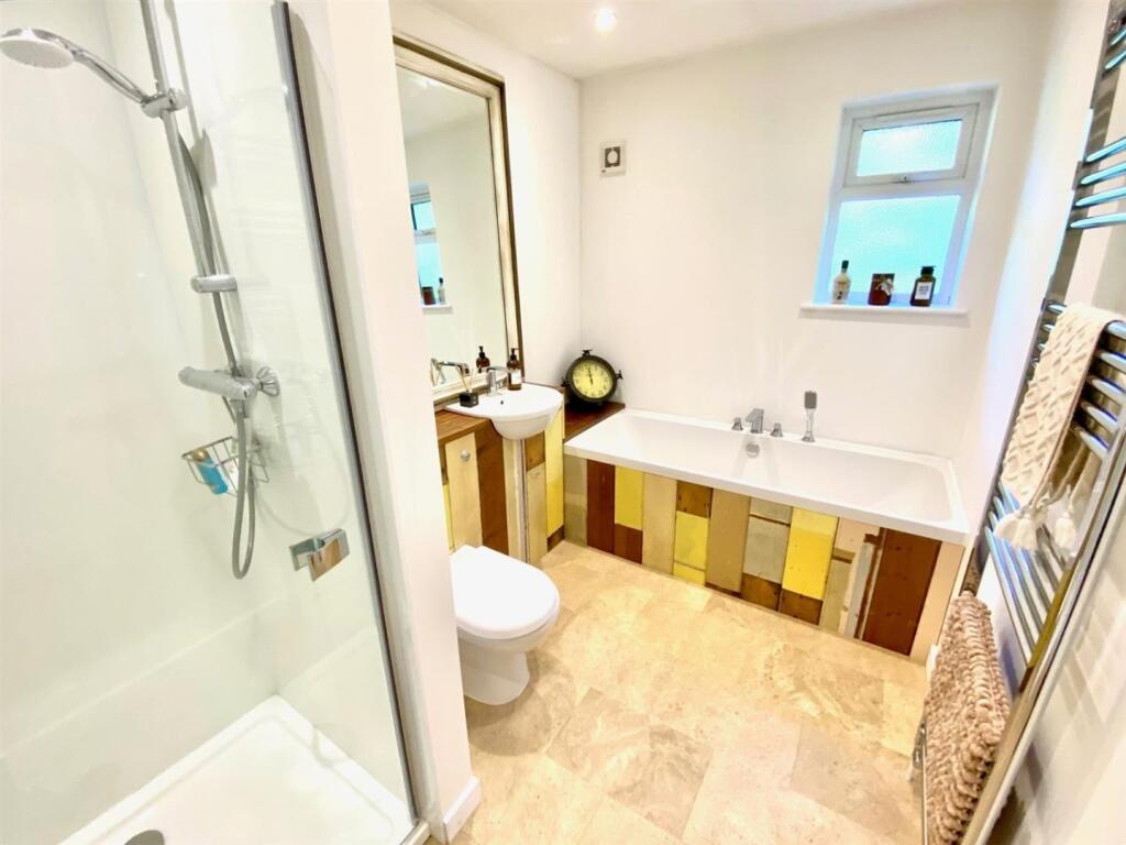 Main bathroom.jpg