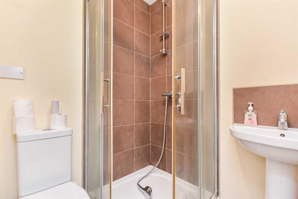 Downstairs Bedroom en-suite