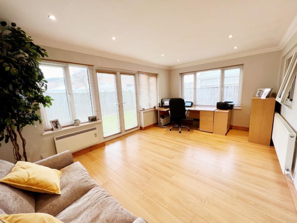 Family Room pic 1.jpg
