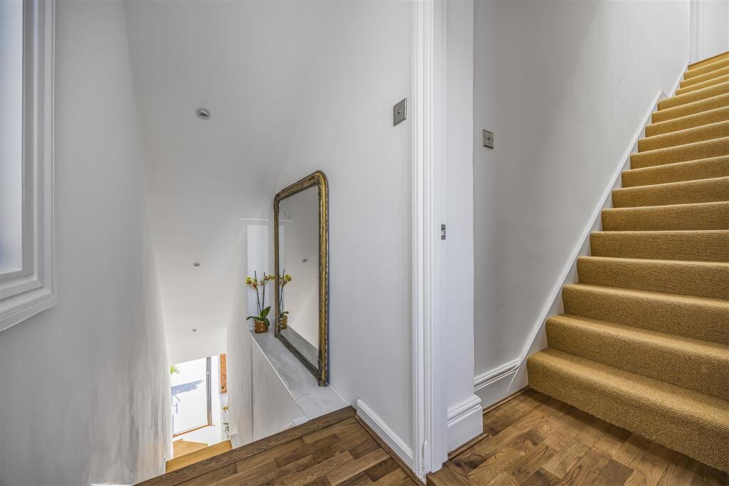 10_MS36_Entrance_1stLanding+2ndStairs_up.jpg