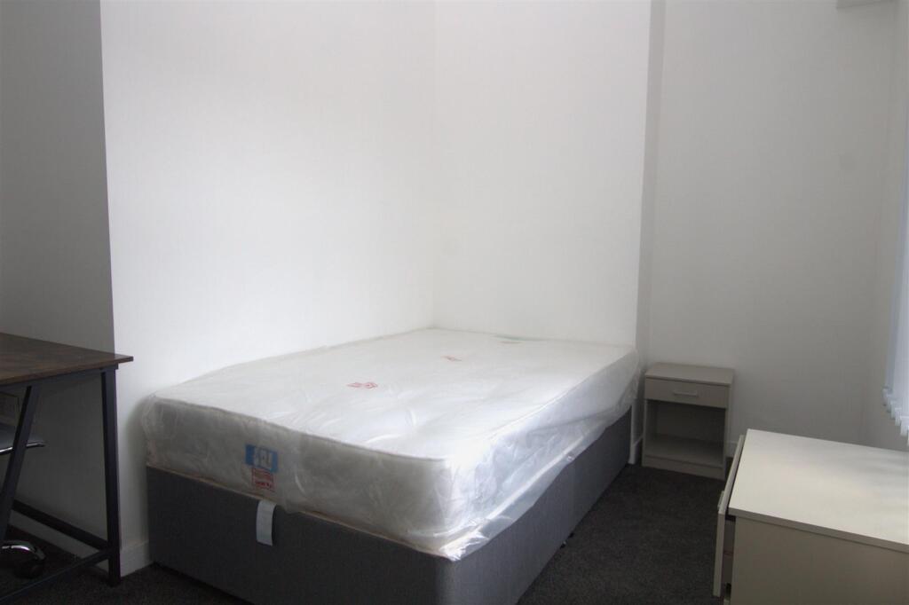 84 Warwick Bedroom 2.jpg