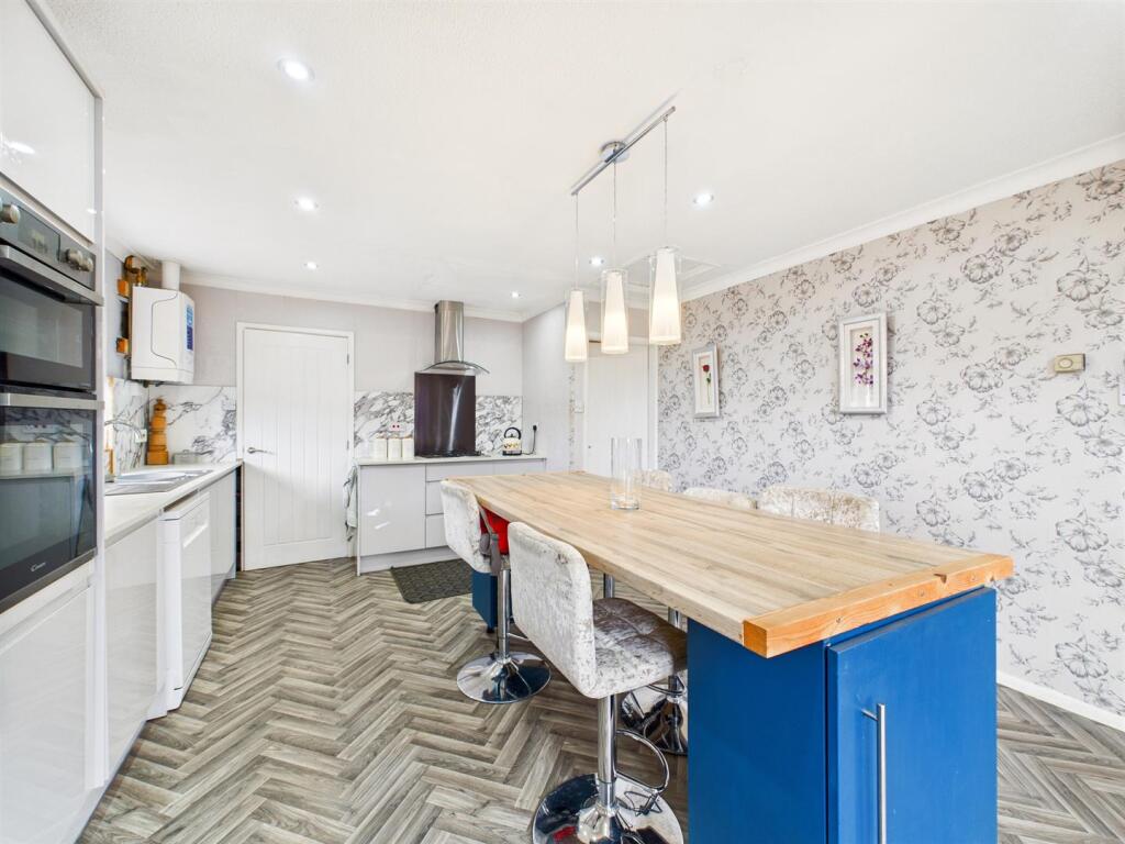 KITCHEN/BREAKFAST ROOM