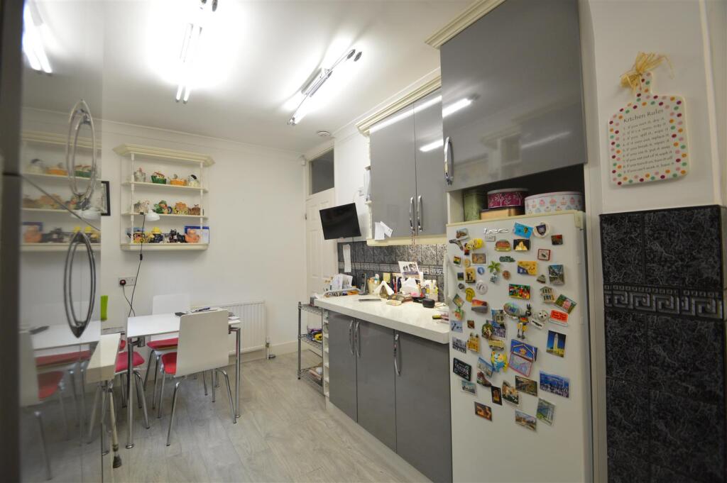 Kitchen 2.JPG