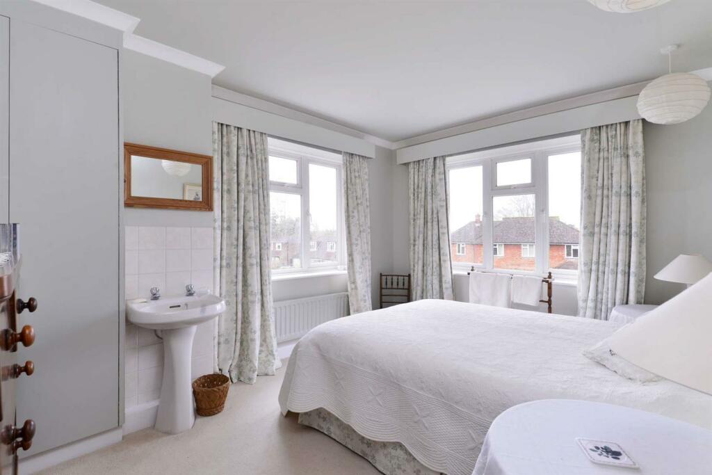 38 Summersbury Drive (8)-1920.jpg