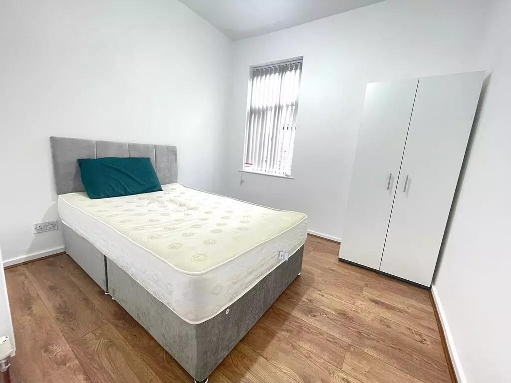 A bright and tidy double bedroom featuring a co...