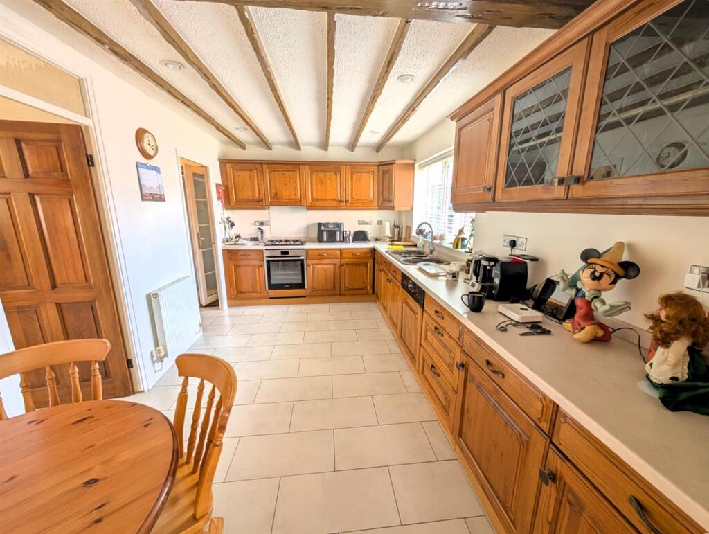 Kitchen a.jpg