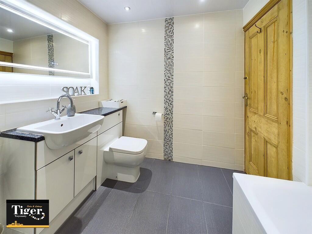 CAM02176G0-PR0427...