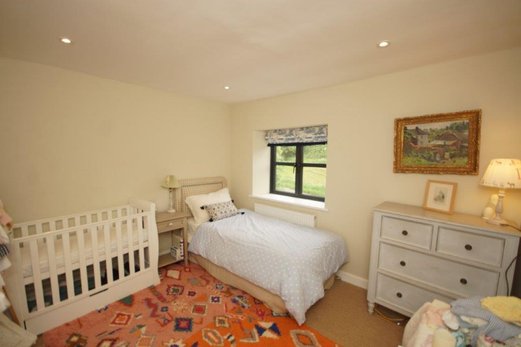 2 Hinton Farm Cottages - Bedroom 2.jpg