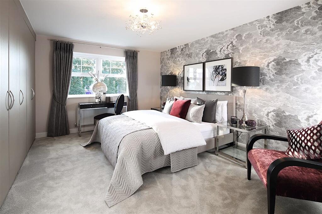 Well sized main bedroom