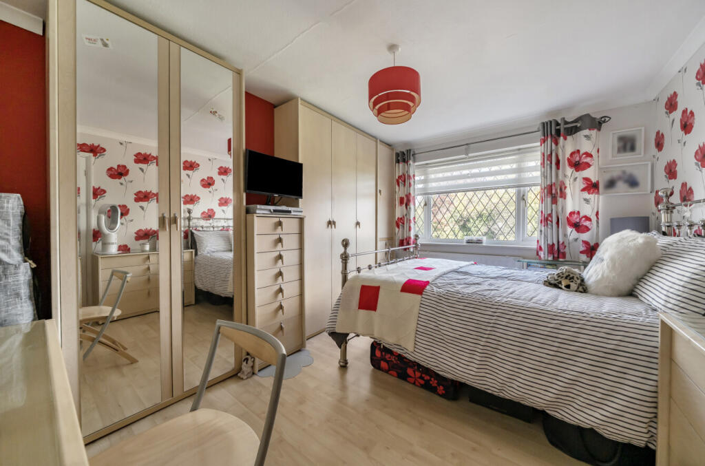 1371287-7-68f8ccb...