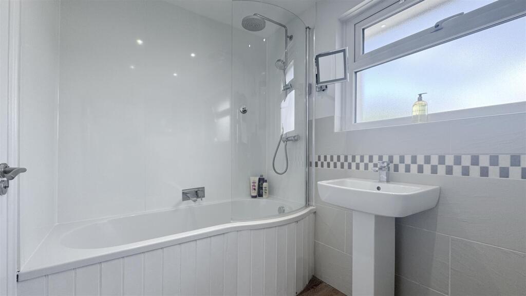 Bathroom 1.jpg