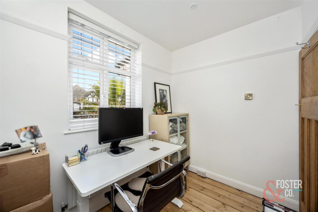 Amesbury Crescent, 4-003.jpg