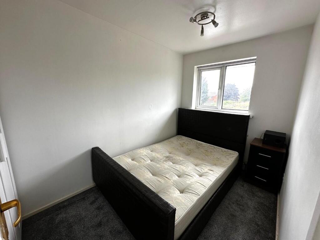 67 macdonalds close bedroom 5.JPG