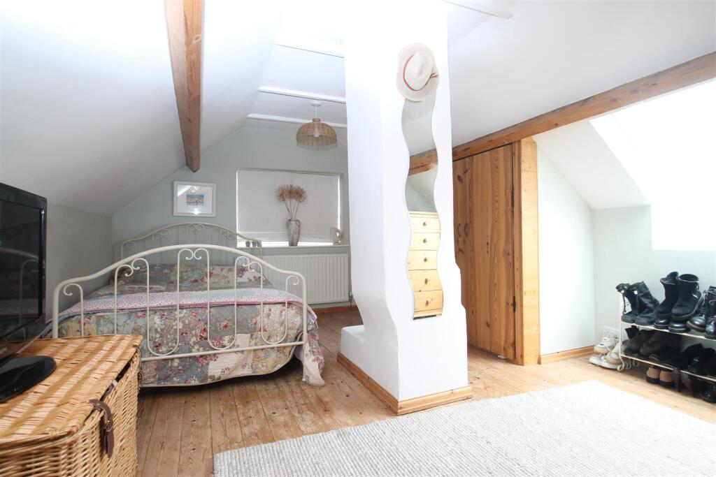 bedroom 4.JPG