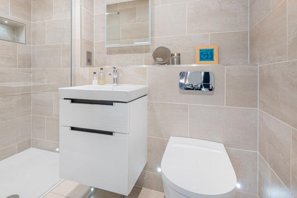 Master bedroom en-suite