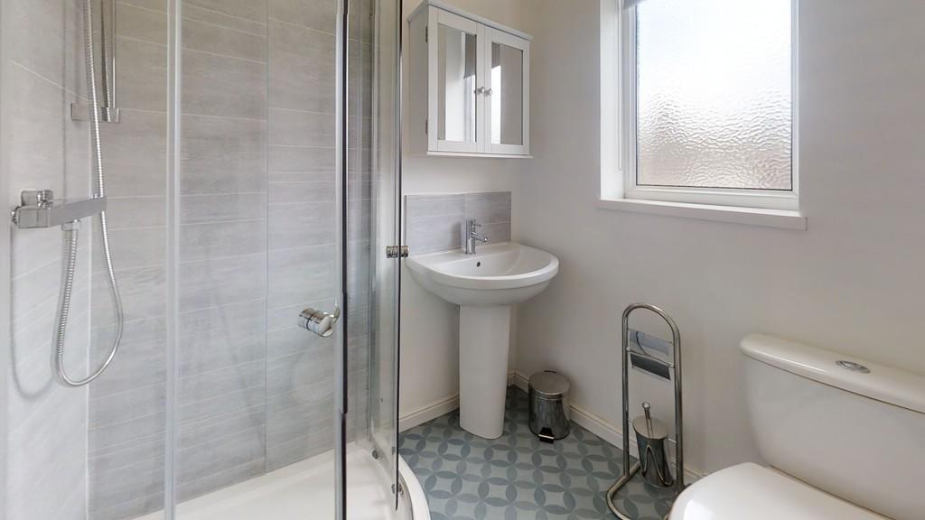 Bright and clean bathroom suite featuring a mod...