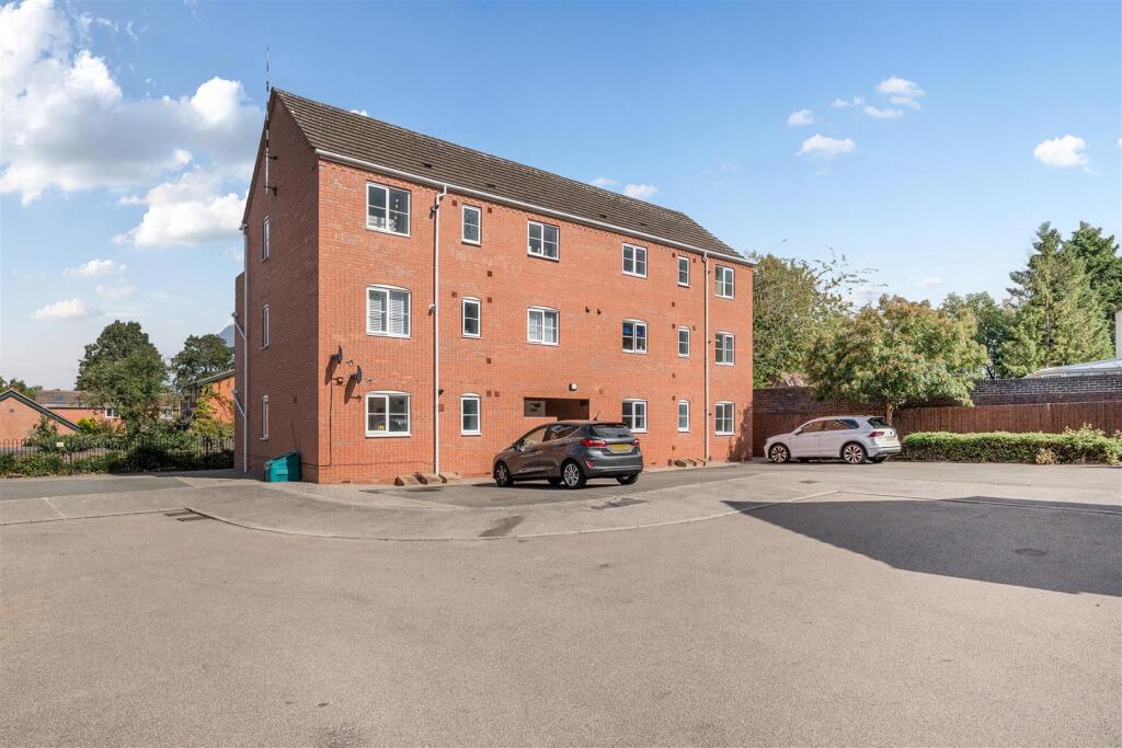 47 Penny Hapenny Court, Atherstone