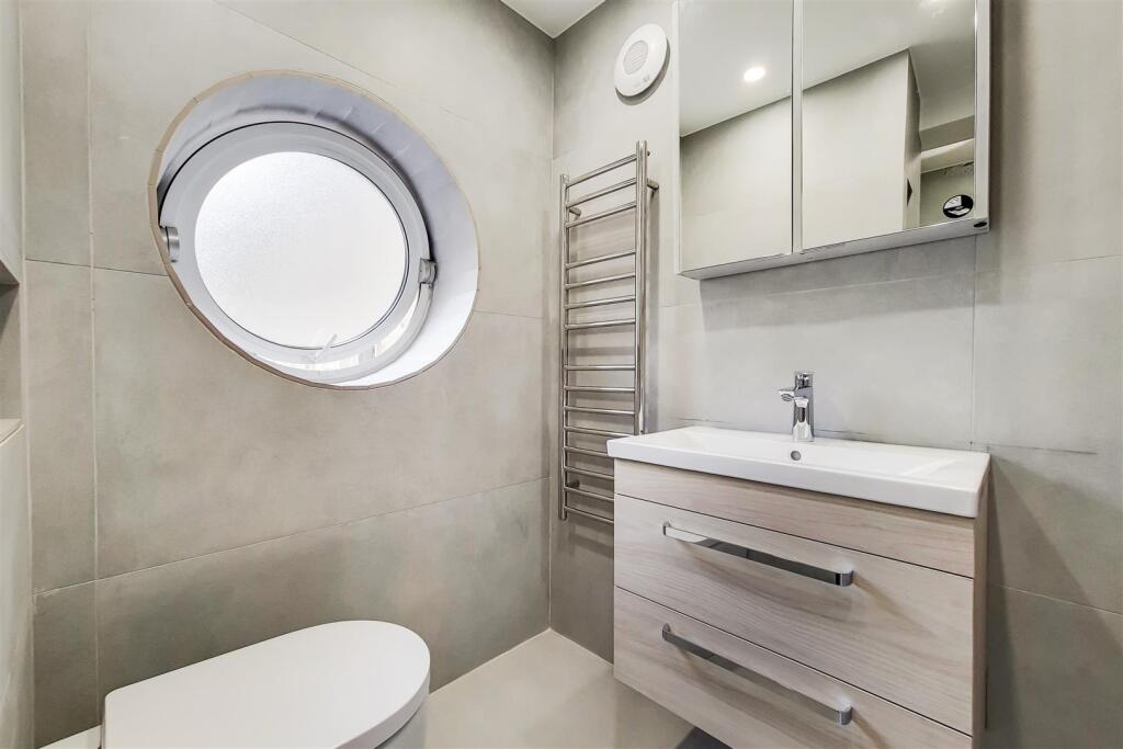 10_Shower Room-0.jpg