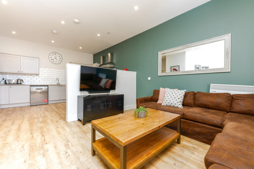 Flat 1, 122 Walter Road Living room 3