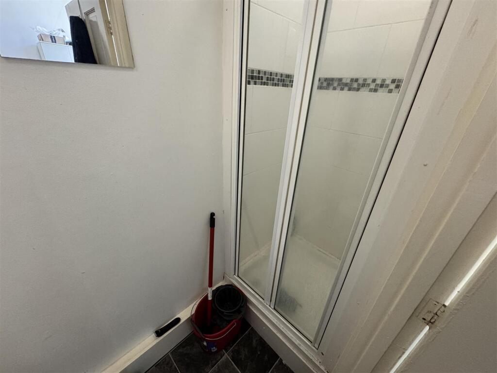Studio 9 - Shower Room