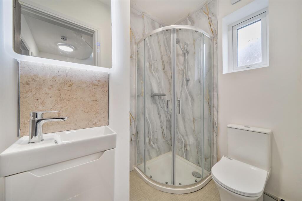 Bedroom 2 ensuite.jpg