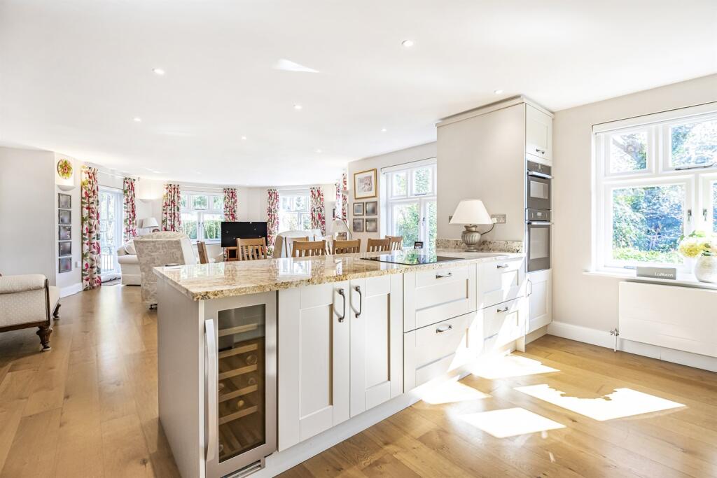 Open plan kitchen/di