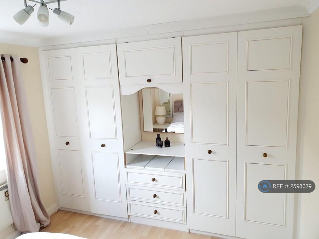 Fitted Wardrobes Bedroom 1