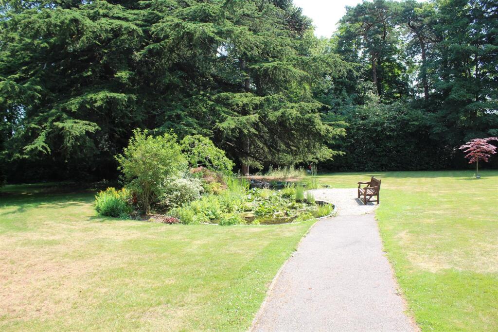 Gresley Court Gardens (4).jpg