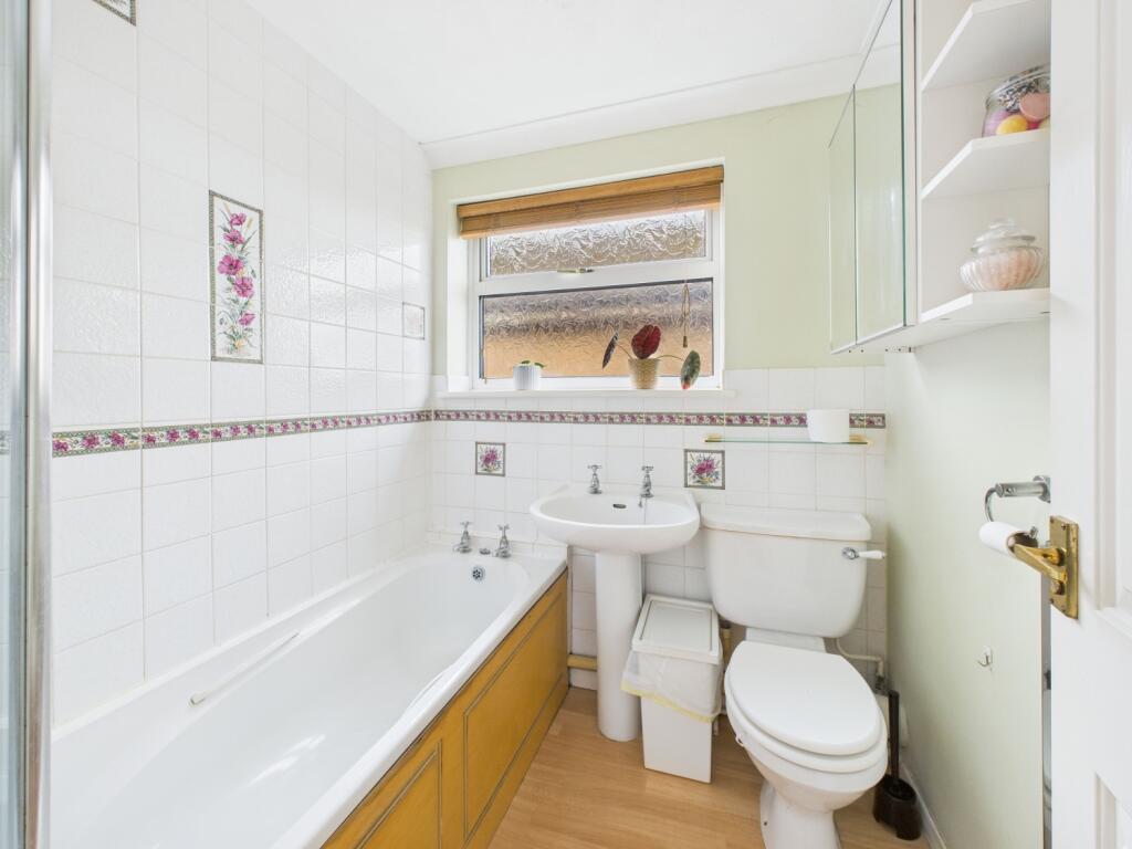 17. CAM04922G0-PR0092-STILL015