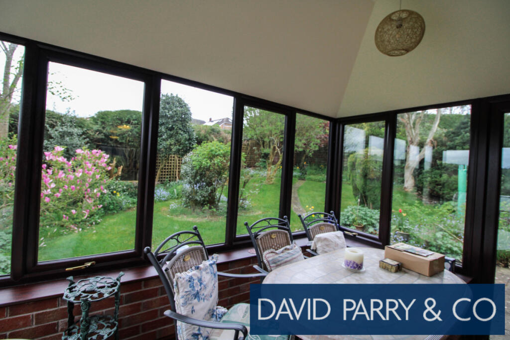 Modern detached 4 bed house with garden