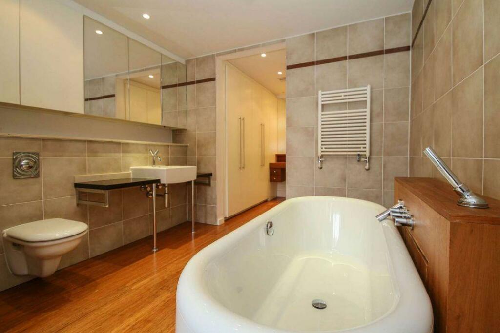 Principal Bathroom Aspect 2