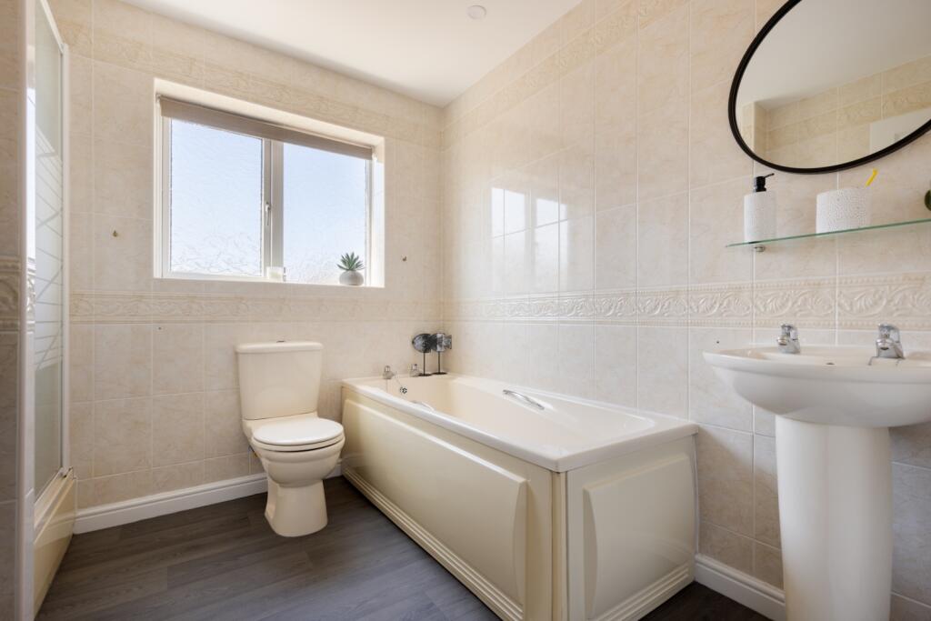 Family Bathroom Ewemove Sales And Lettings Goole A